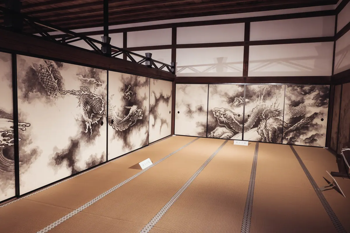 Sala de tatami con puertas pintadas